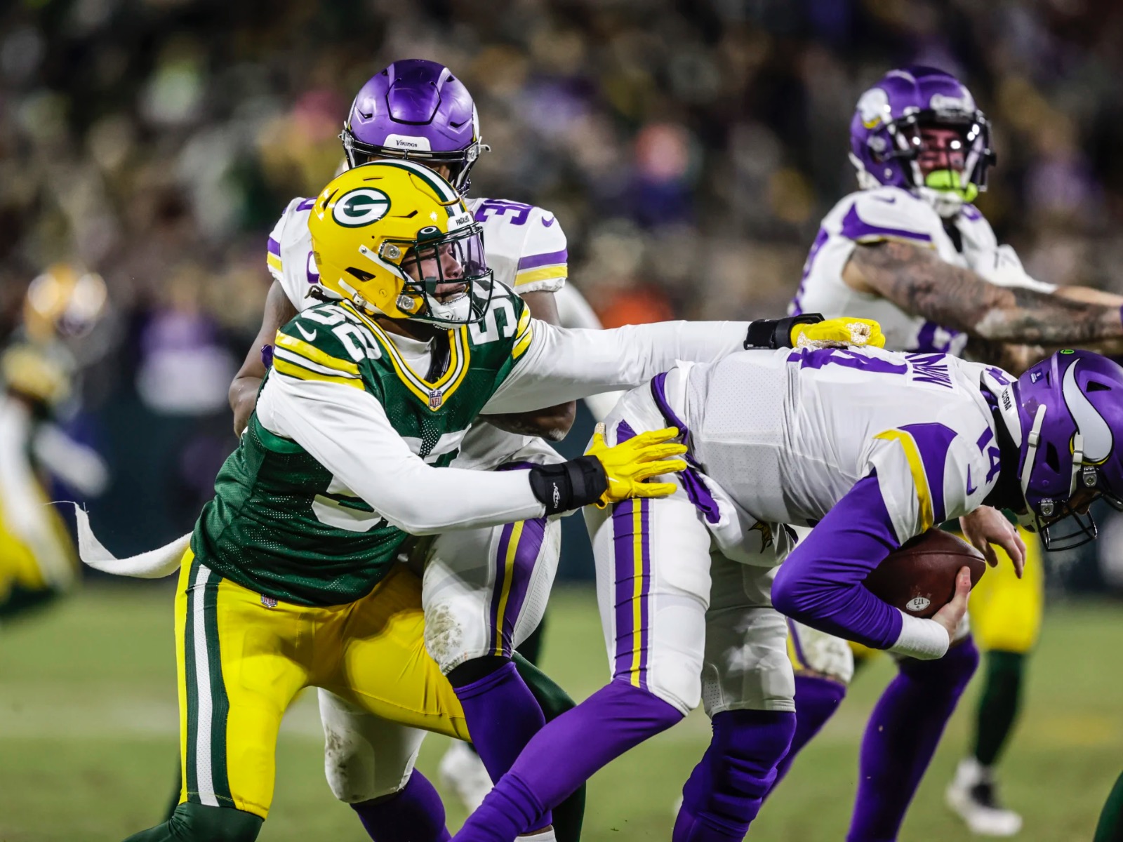 Packers lock up top seed in NFC playoffs with 37-10 blowout of Vikings