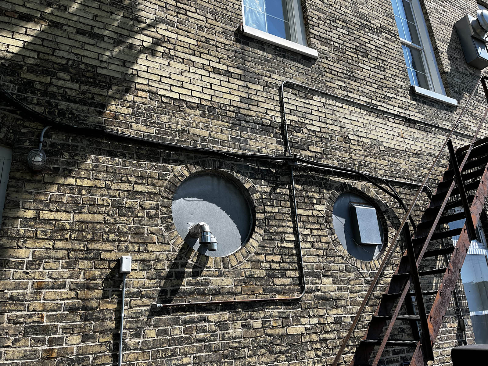 round windows