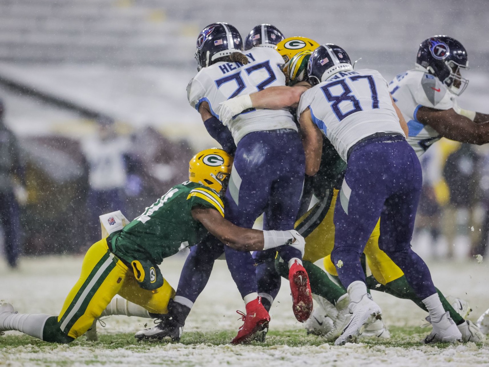 Photos: Green Bay Packers crush Tennessee Titans at snowy Lambeau Field –  Reading Eagle