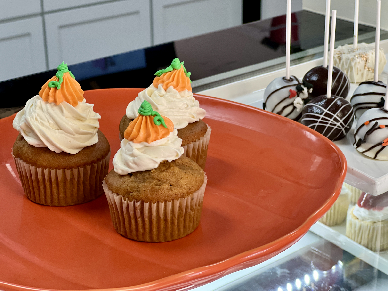 Pumpkin cupcakes and cake pops