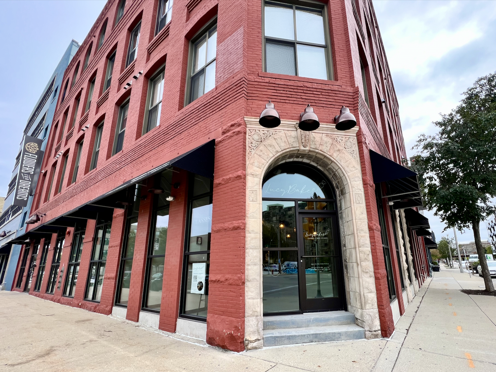 Lucy Bakes storefront