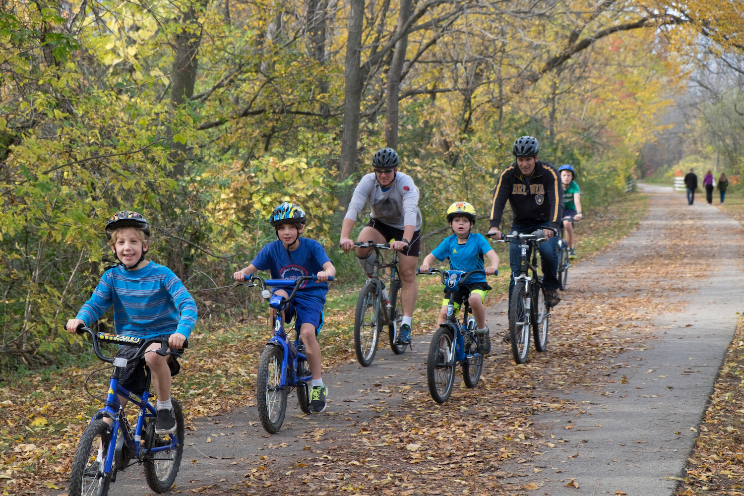 Families bike the Oak Leaf Trail