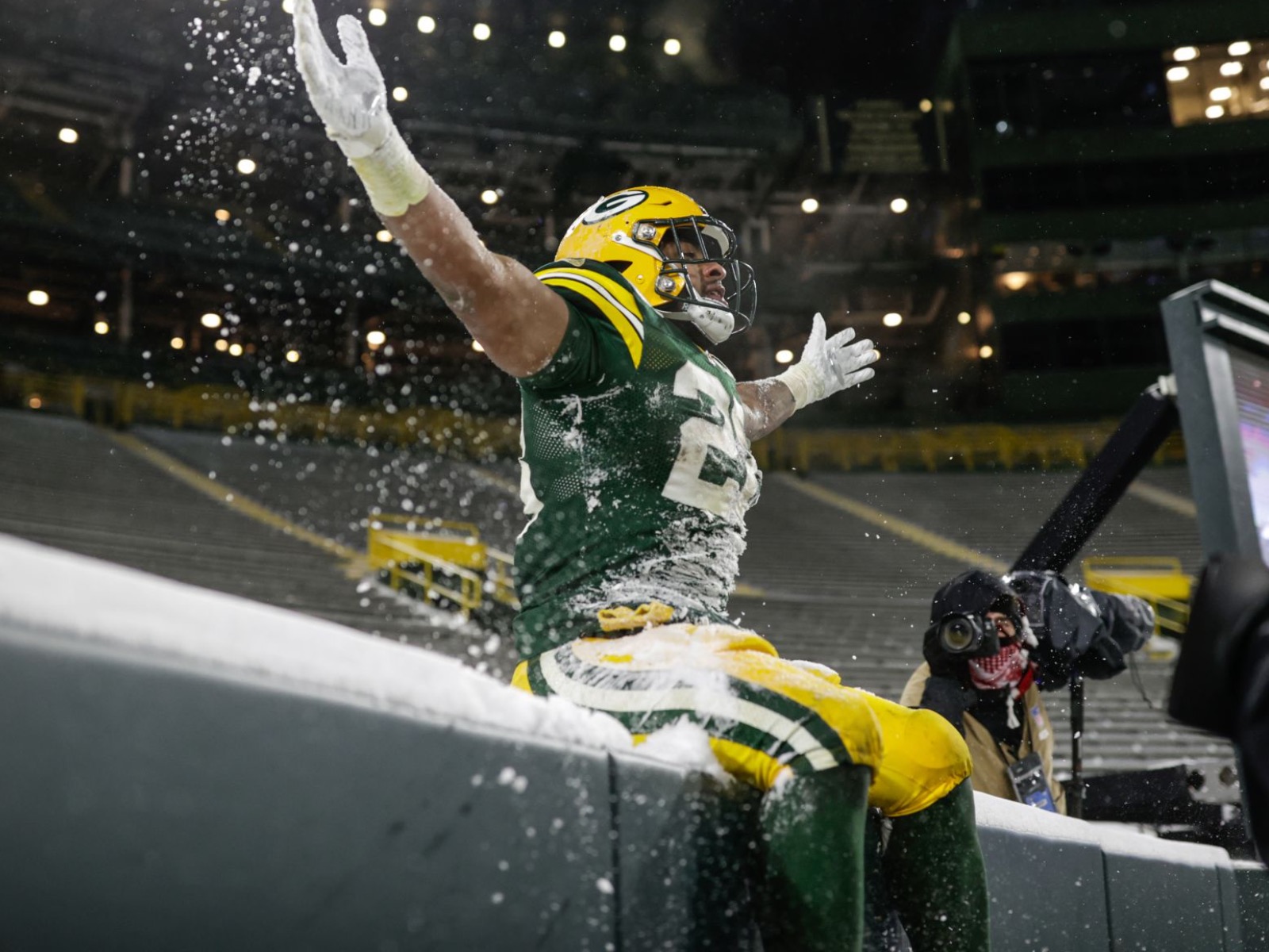 Packers outlast Texans at snowy Lambeau Field