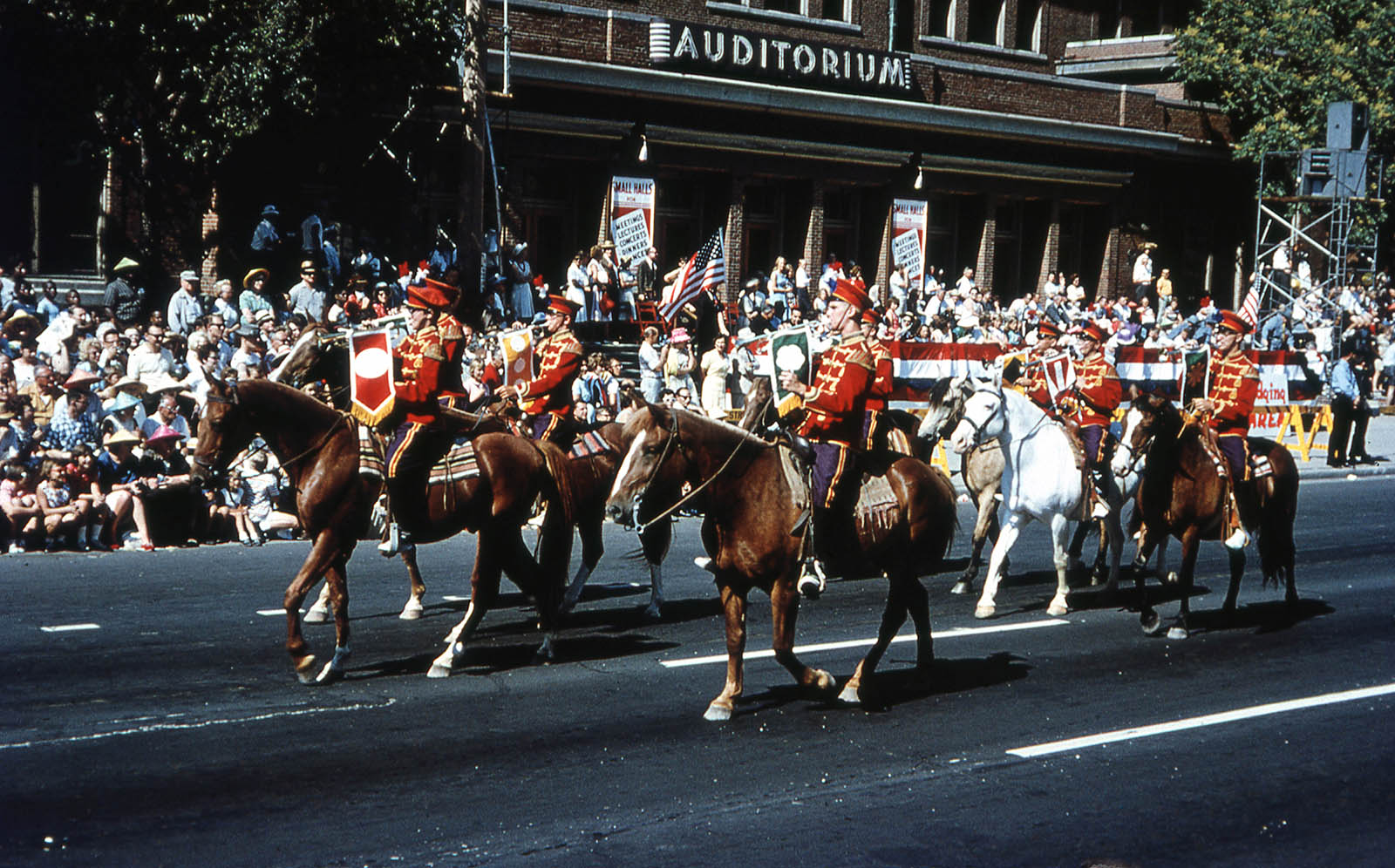 Amazing images capture Milwaukee's first Great Circus Parade