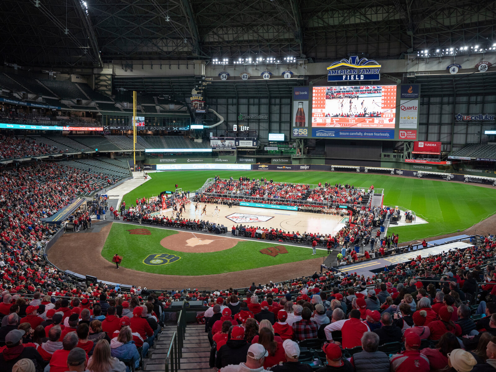 7 awesome images from the Badgers' Brew City Battle at AmFam Field