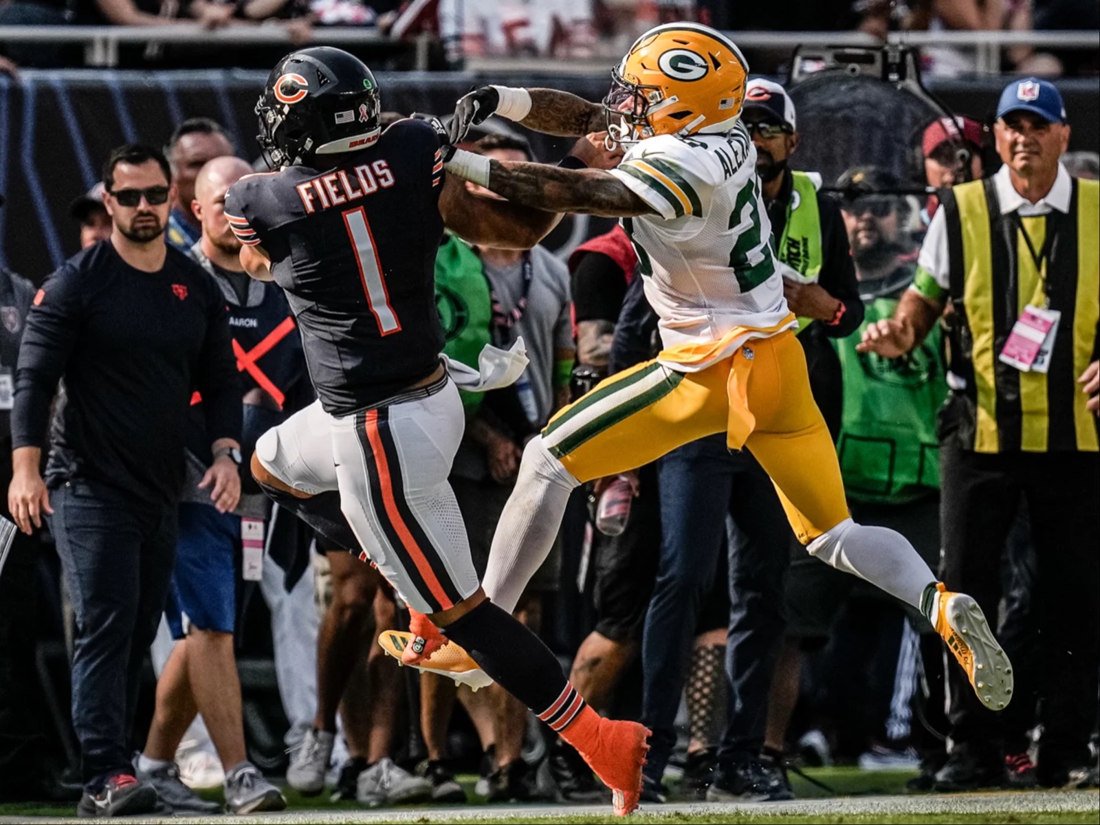 Packers quarterback Jordan Love's mom hyped during Packers-Bears game