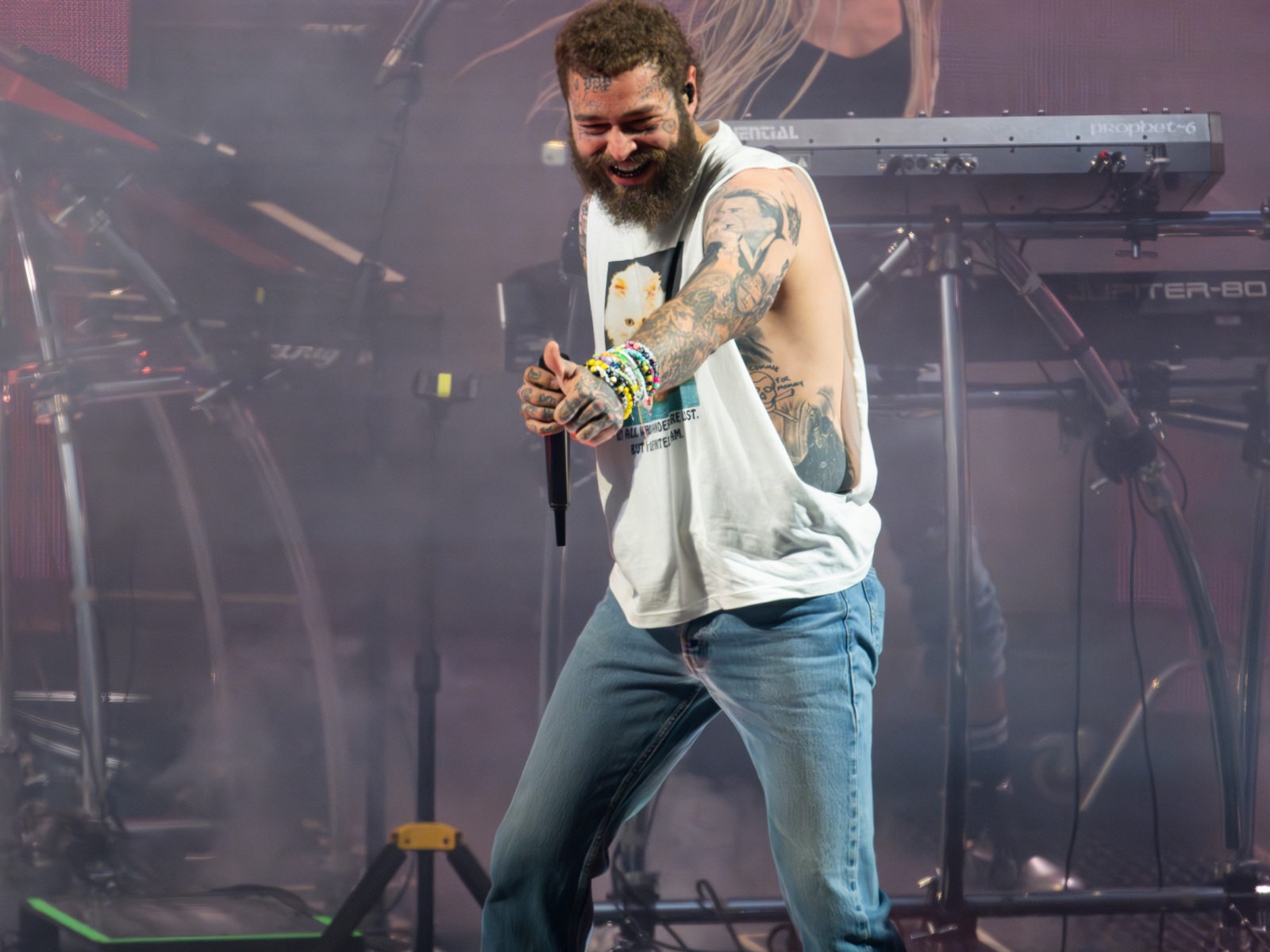 With rockstar vibes & golden retriever energy, Post Malone rocked Alpine  Valley