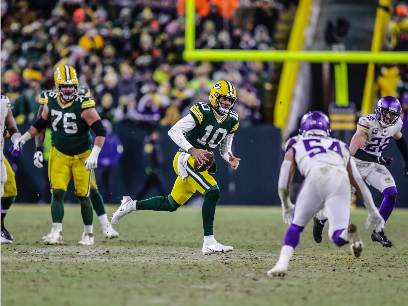 Packers lock up top seed in NFC playoffs with 37-10 blowout of Vikings