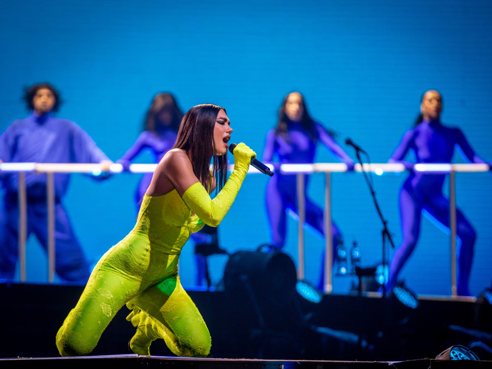 Dua Lipa finally lands in MKE, stays in her own distant galaxy at Fiserv  Forum