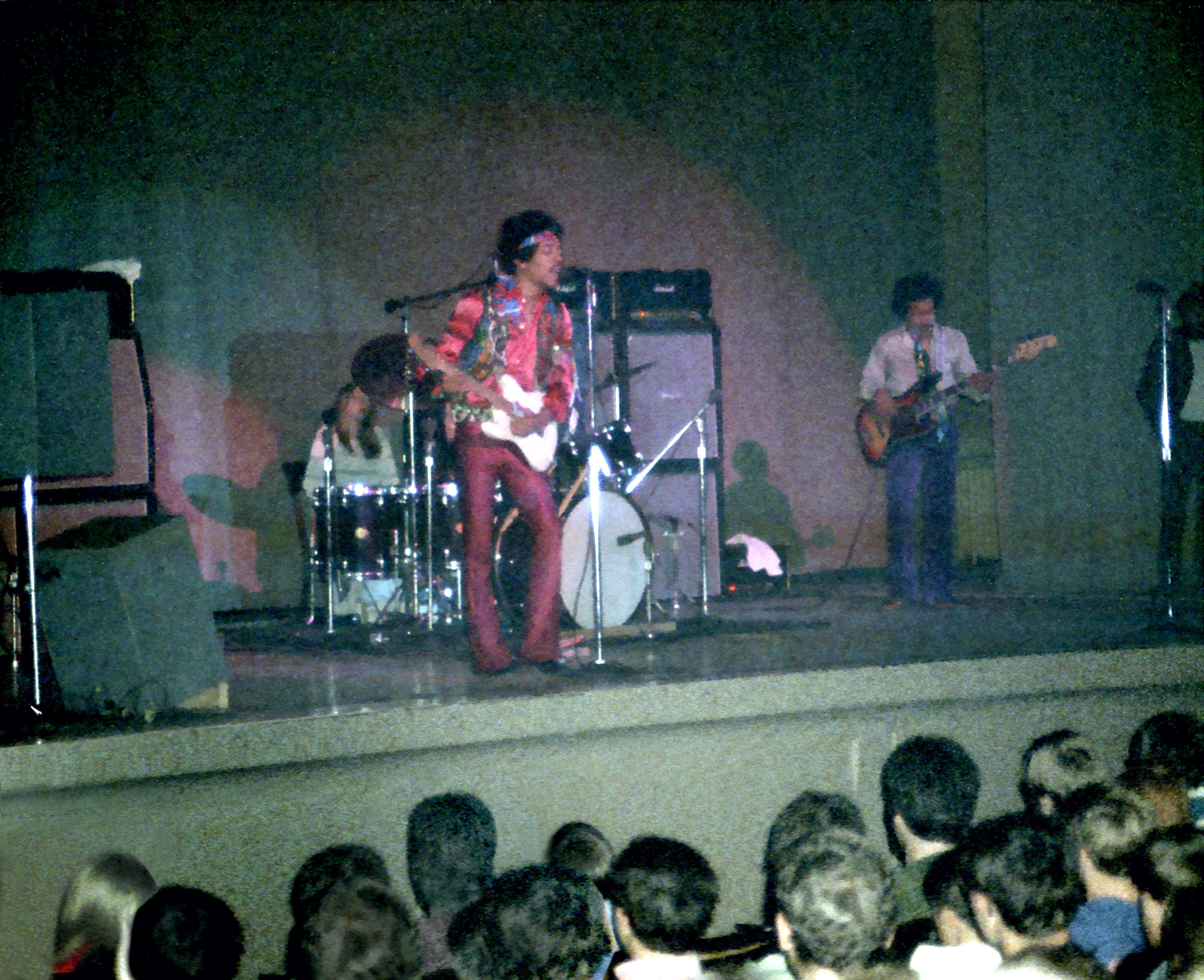 Milwaukee (Milwaukee Auditorium) : 1er mai 1970   Tu80vk192x7xwnier4e9soux5cs5