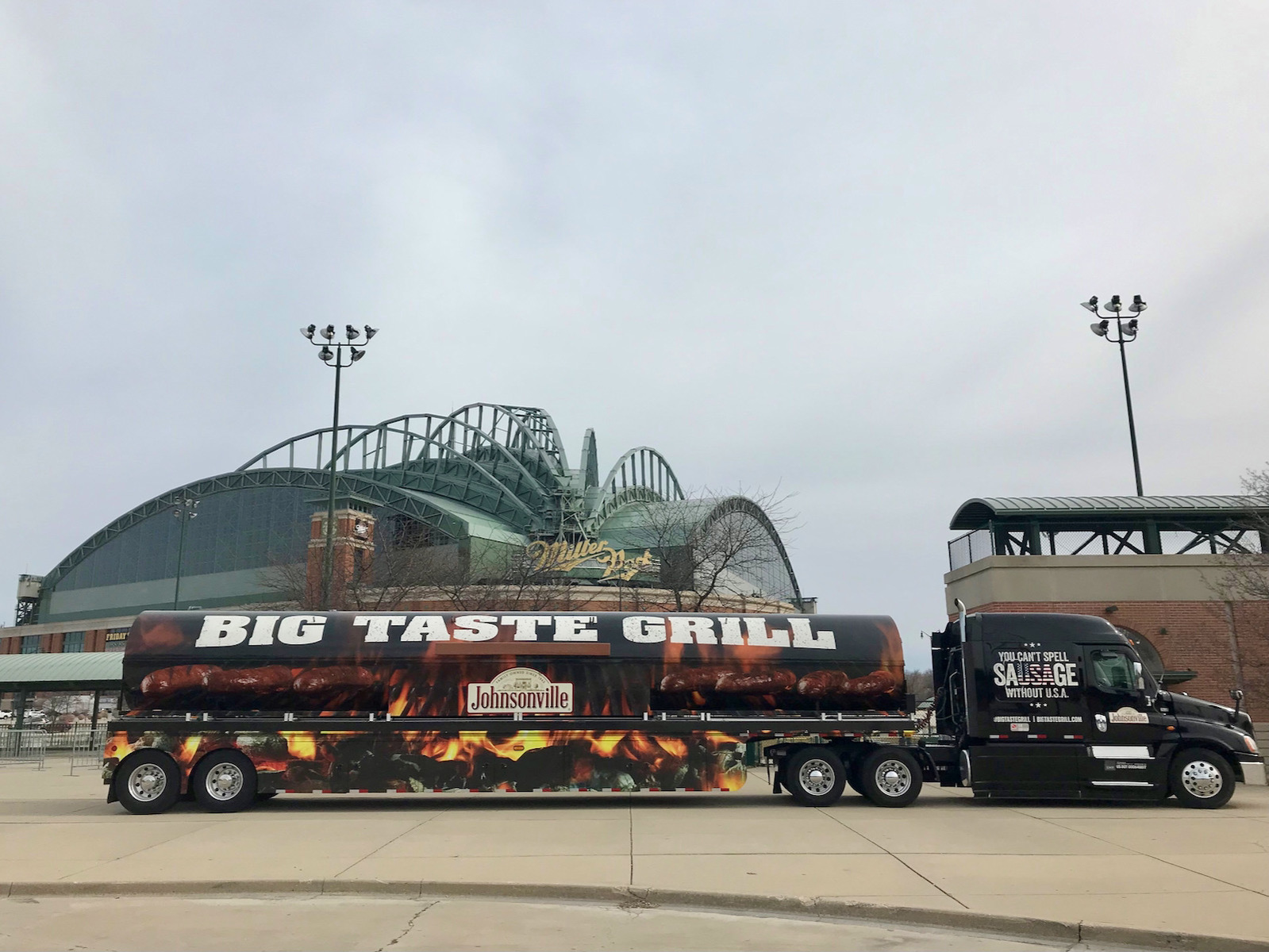 Brewers to host National Bratwurst Day donation event at Miller Park