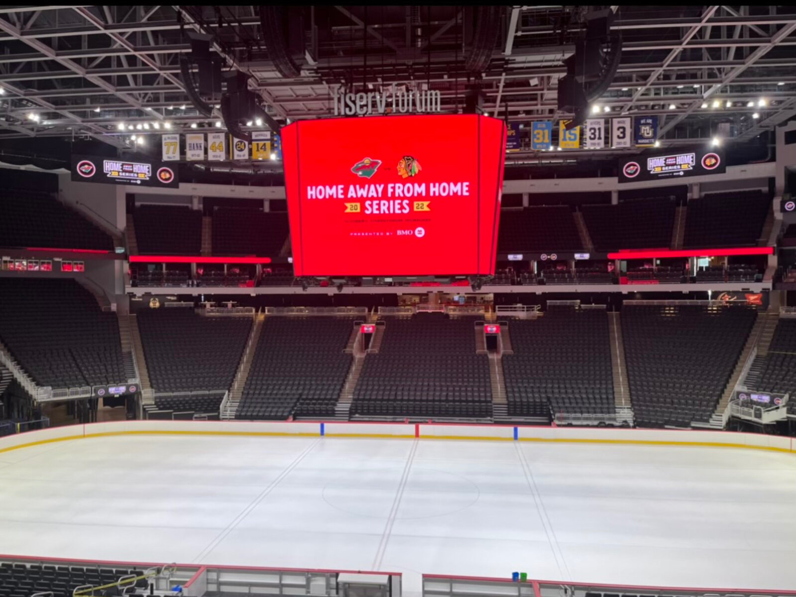 watch-fiserv-forum-turn-the-bucks-court-into-an-nhl-ice-rink