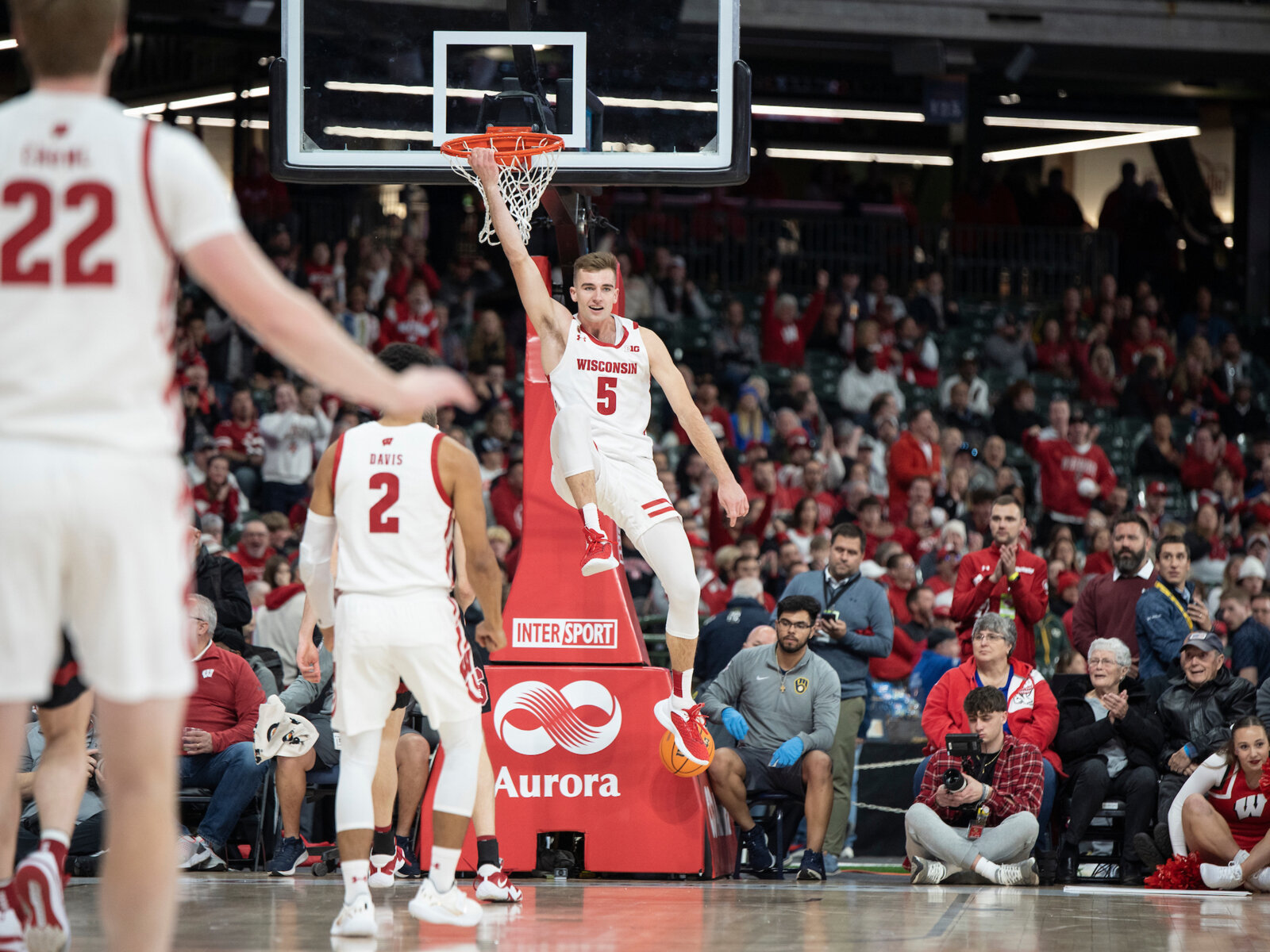 7 awesome images from the Badgers' Brew City Battle at AmFam Field