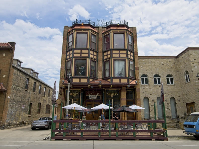 Newsweek reports Milwaukee restaurant owner allegedly threatened employees