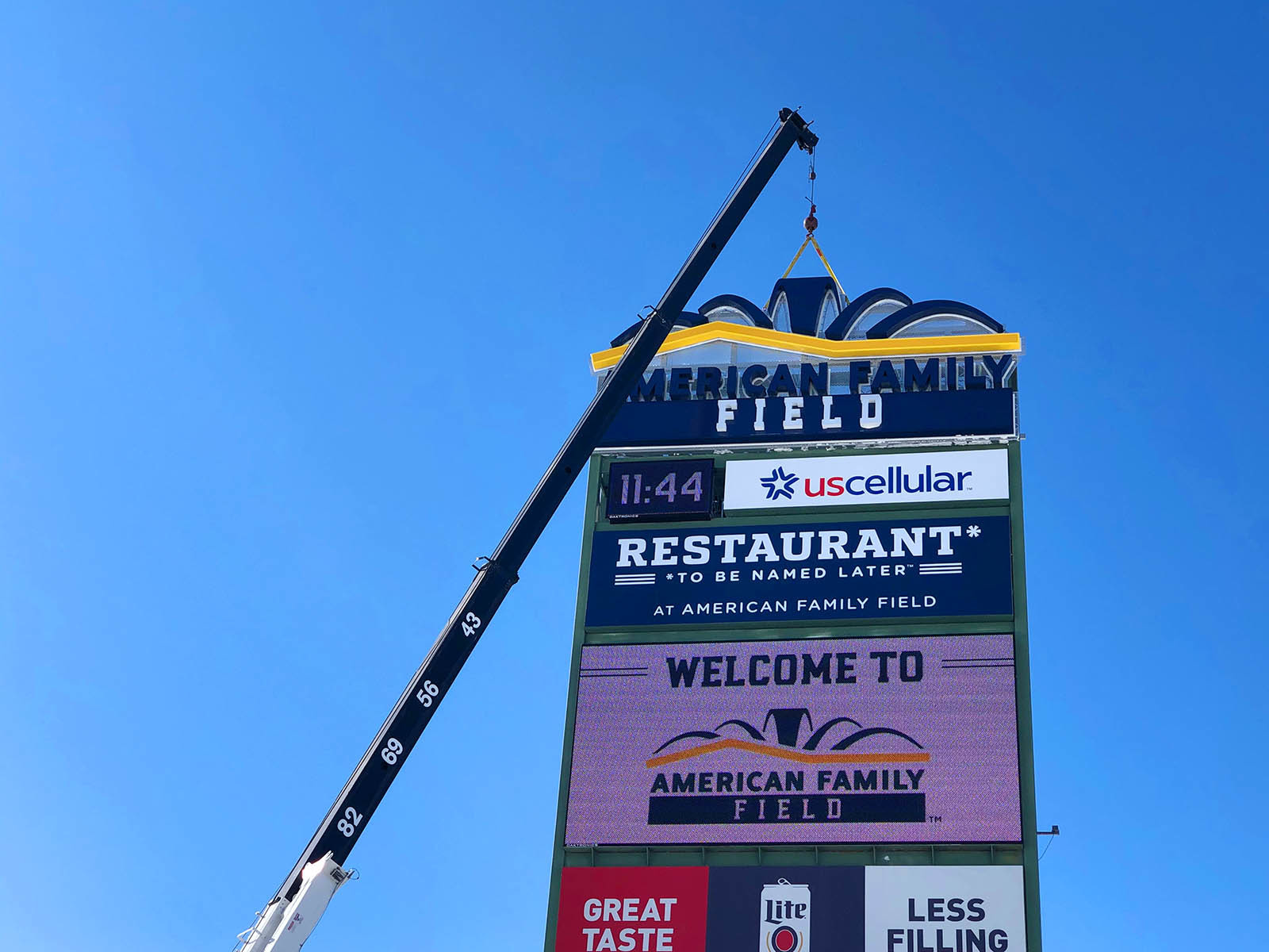 Milwaukee Brewers vendor is marking his 64th year in ballpark concessions