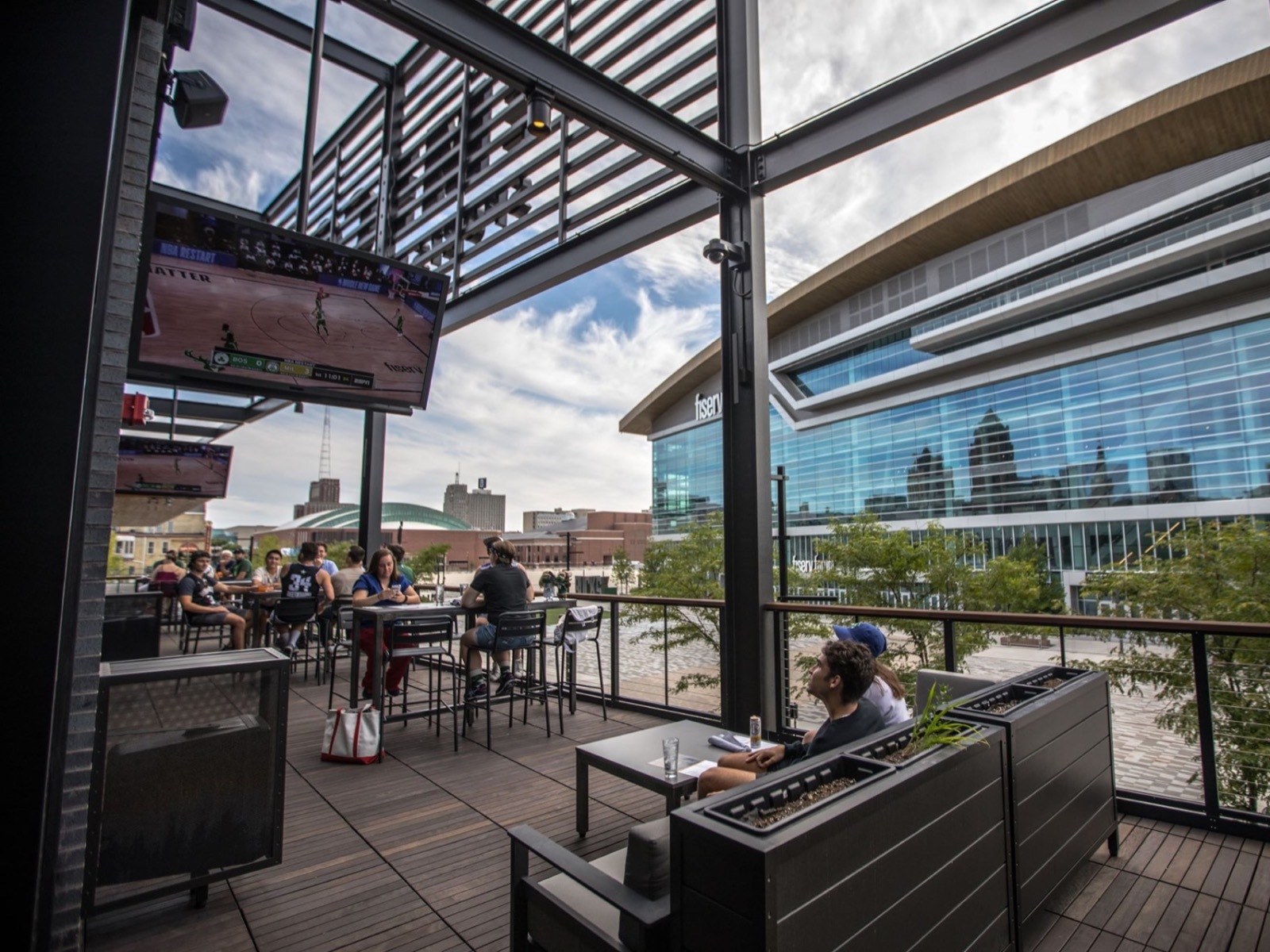 Best Milwaukee sports bars for Packers games with live music, prizes