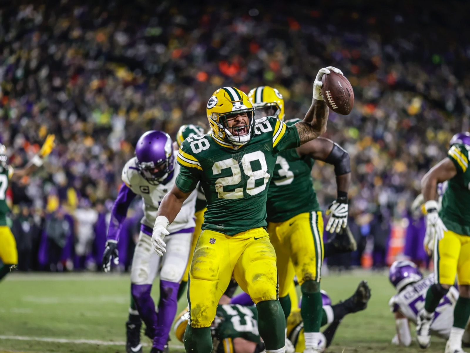 Packers lock up top seed in NFC playoffs with 37-10 blowout of Vikings