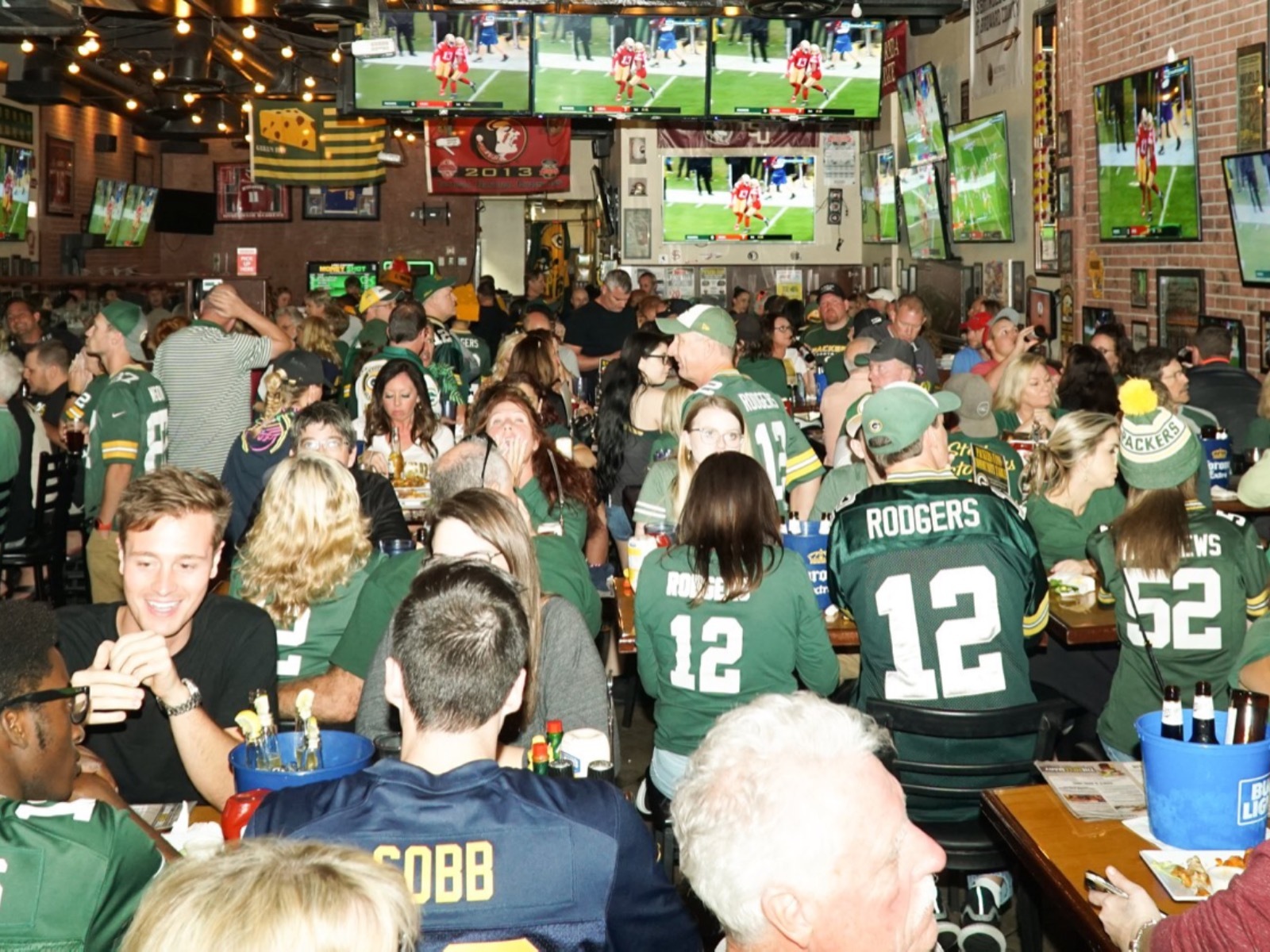 Hundreds of Packer fans attend Green Bay Packer Tailgate Tour