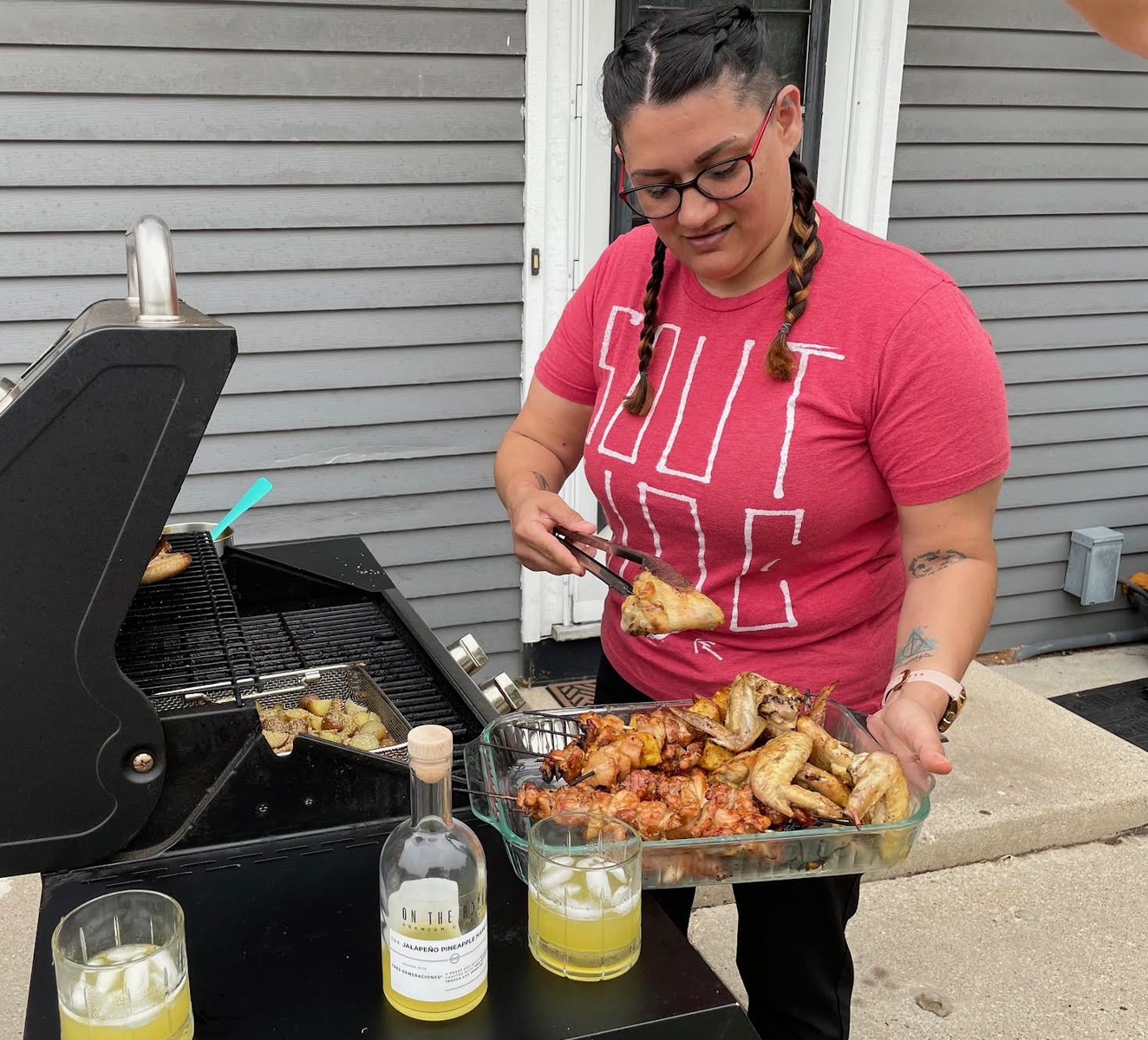 Girls Who Grill Sarah Davey barbecues wings, kabobs (WATCH)