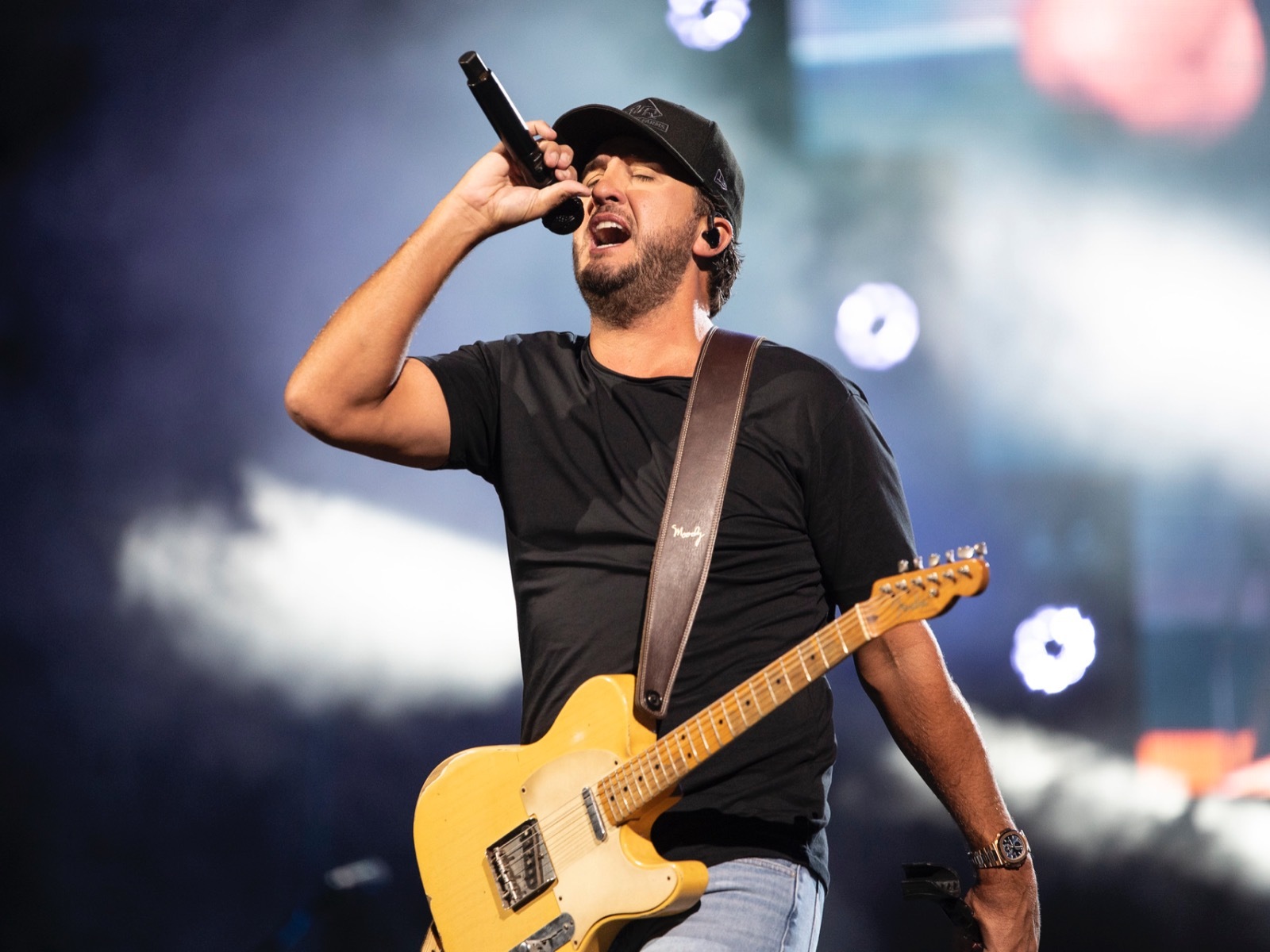 Country star Luke Bryan will shake it for Milwaukee in August