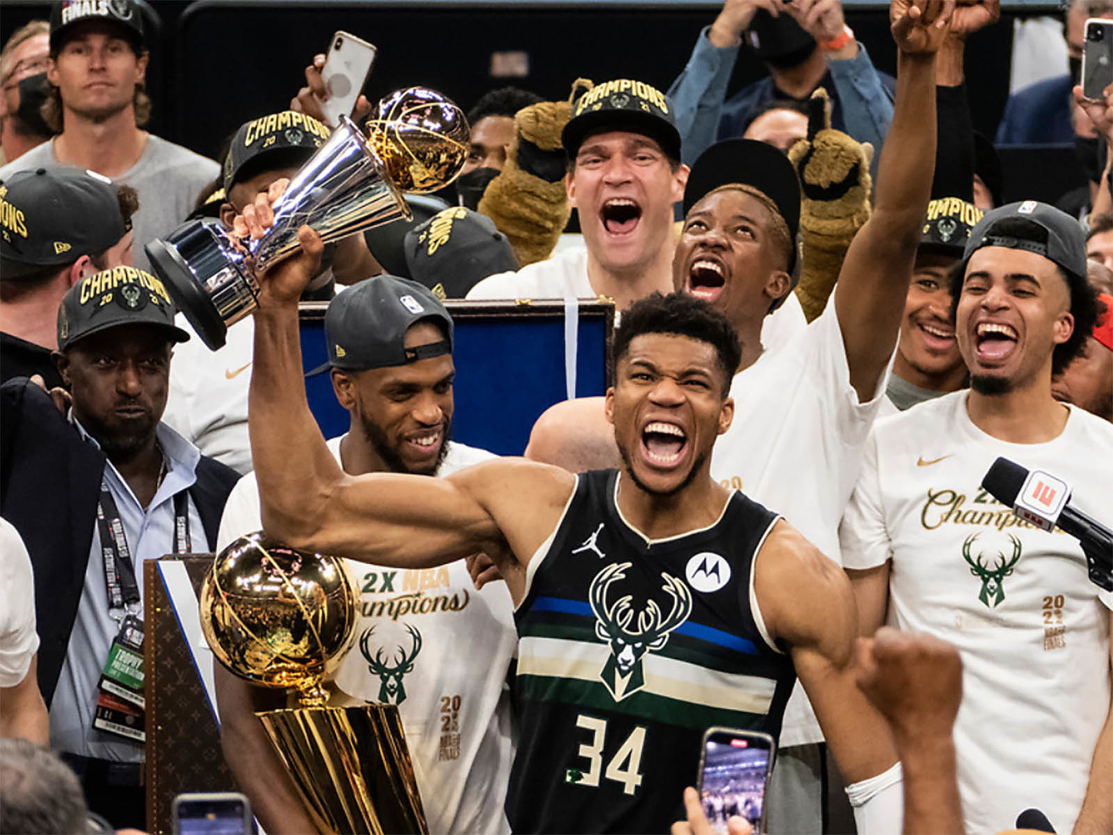 Bucks' fans celebrate NBA championship with parade in Milwaukee streets