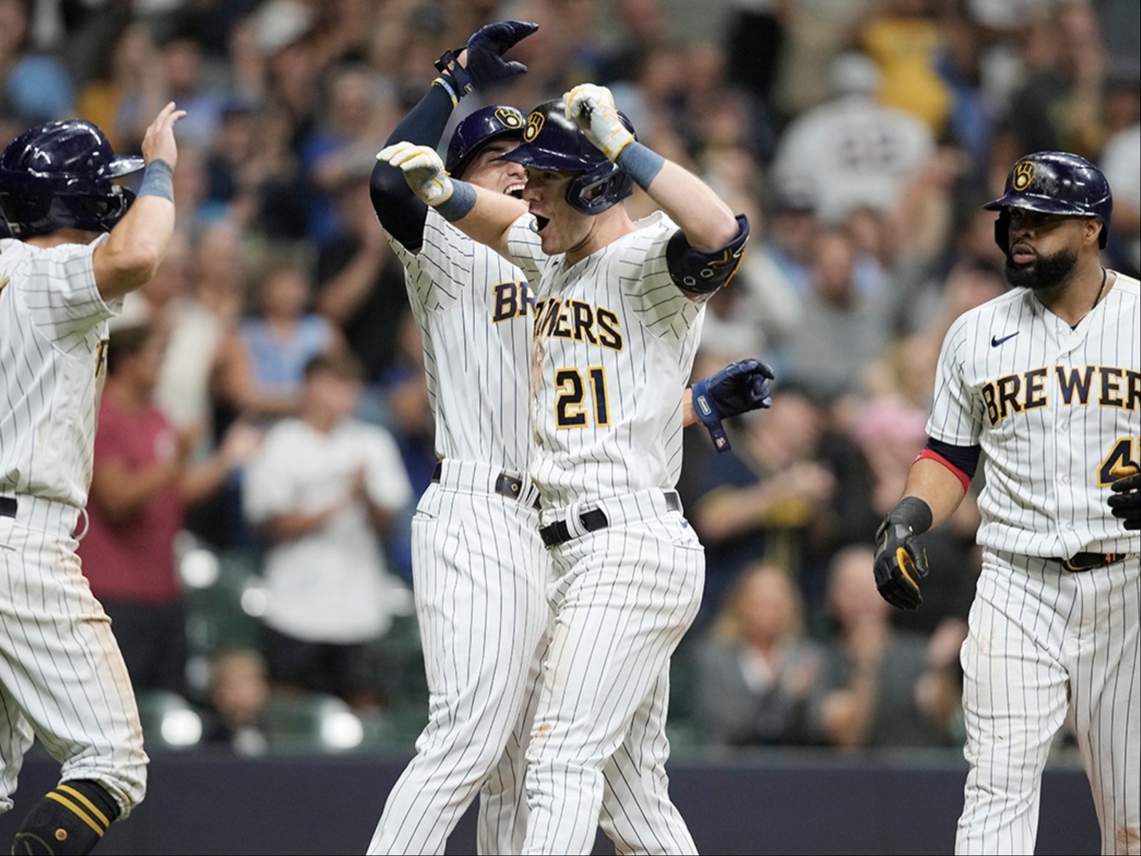 Brewers clinch playoff spot, close in on NL Central title