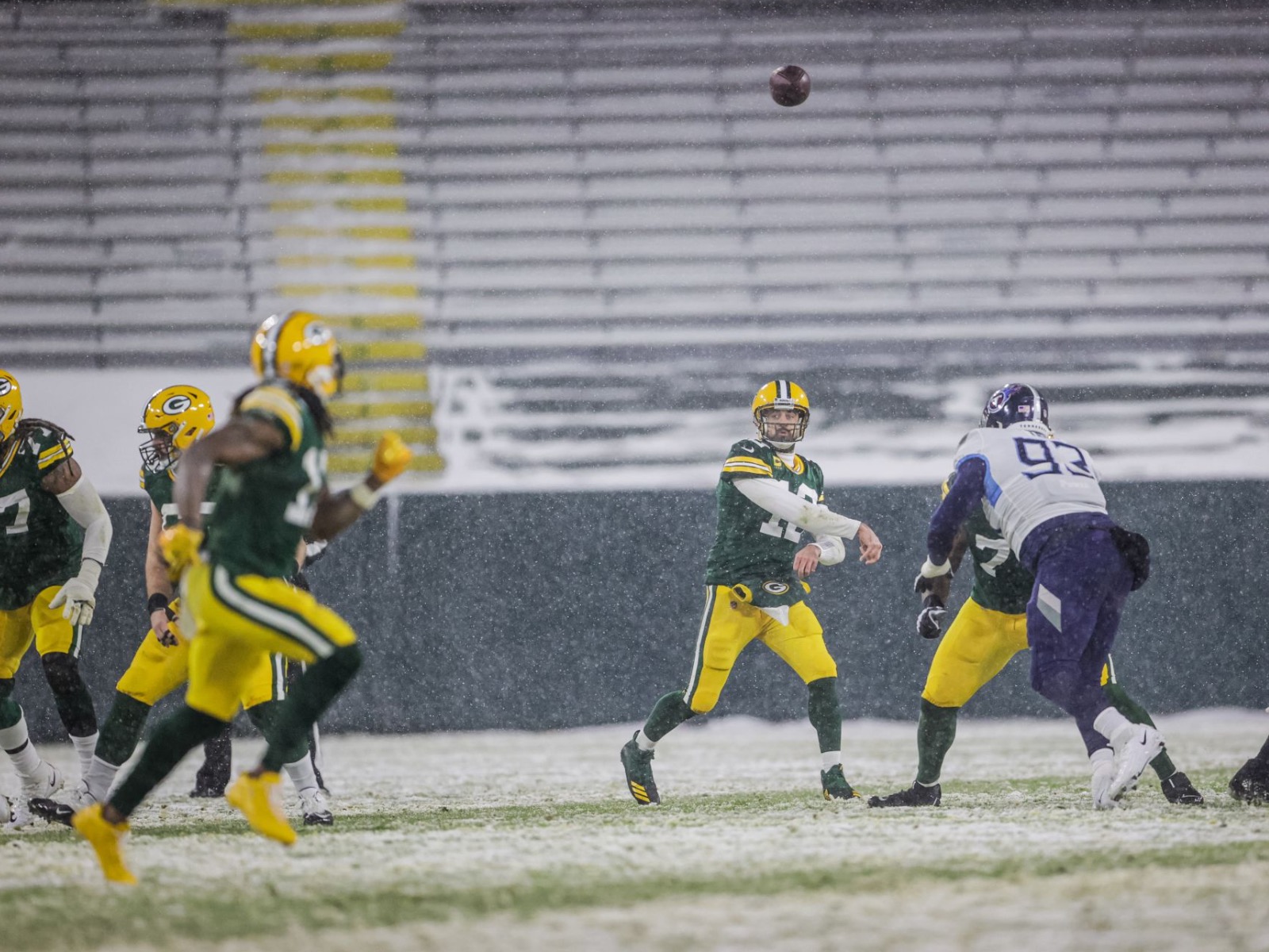 13 cool images from the Packers' snowy smackdown of the Titans