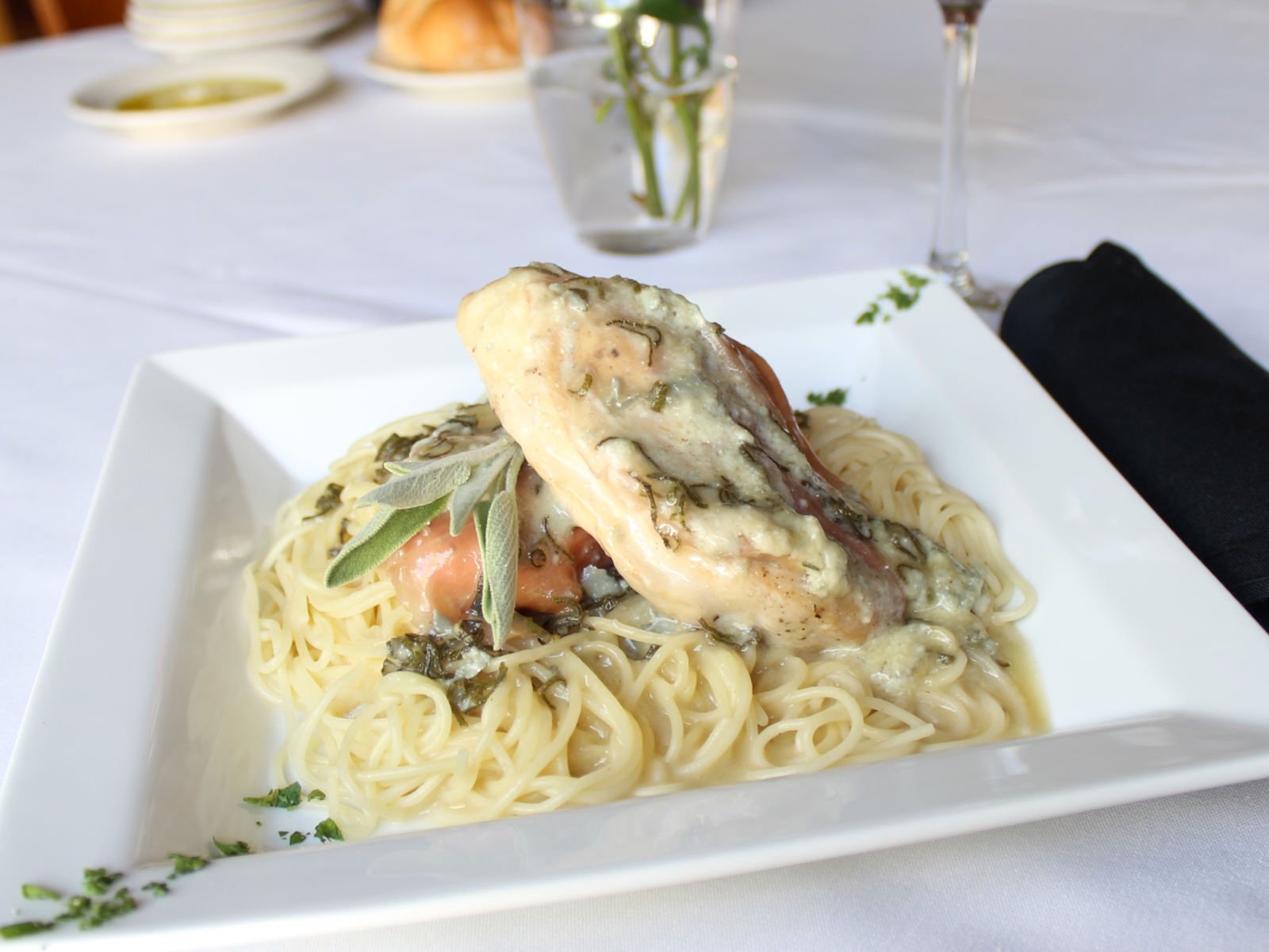 Sala chicken saltimbocca