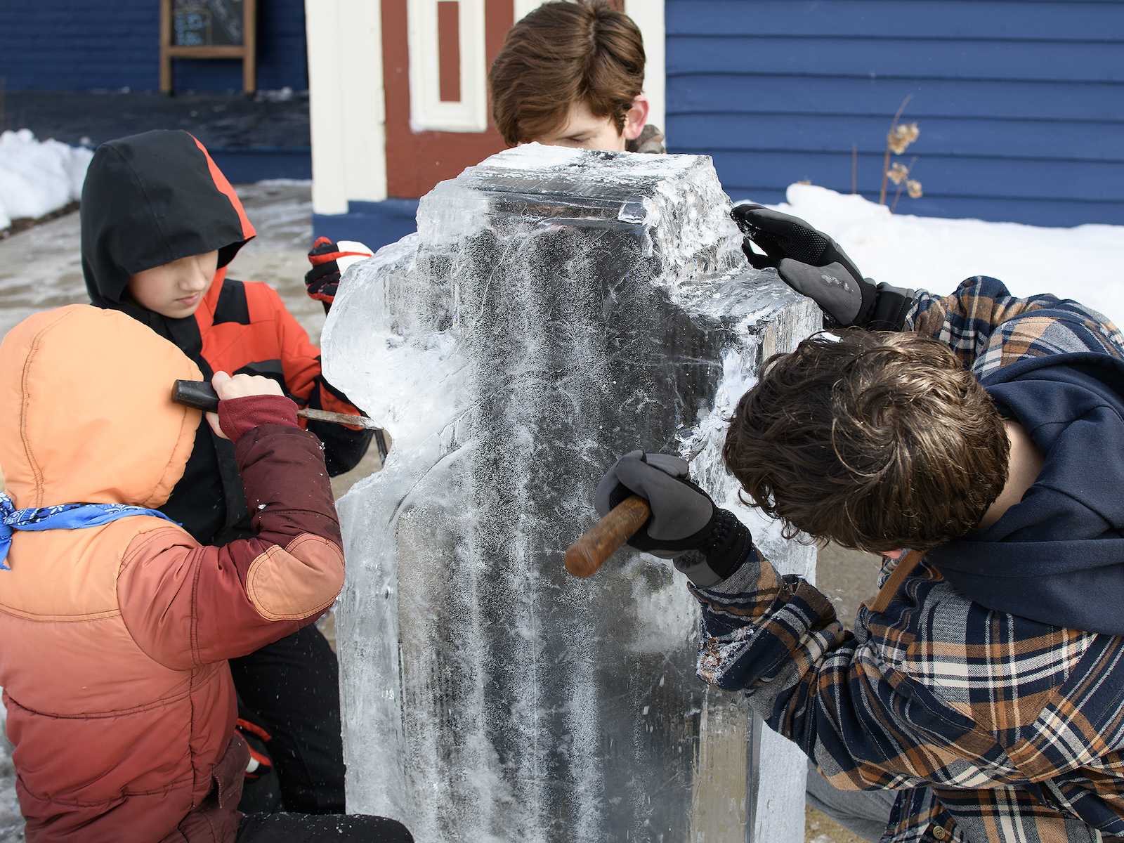 Family ice carving 