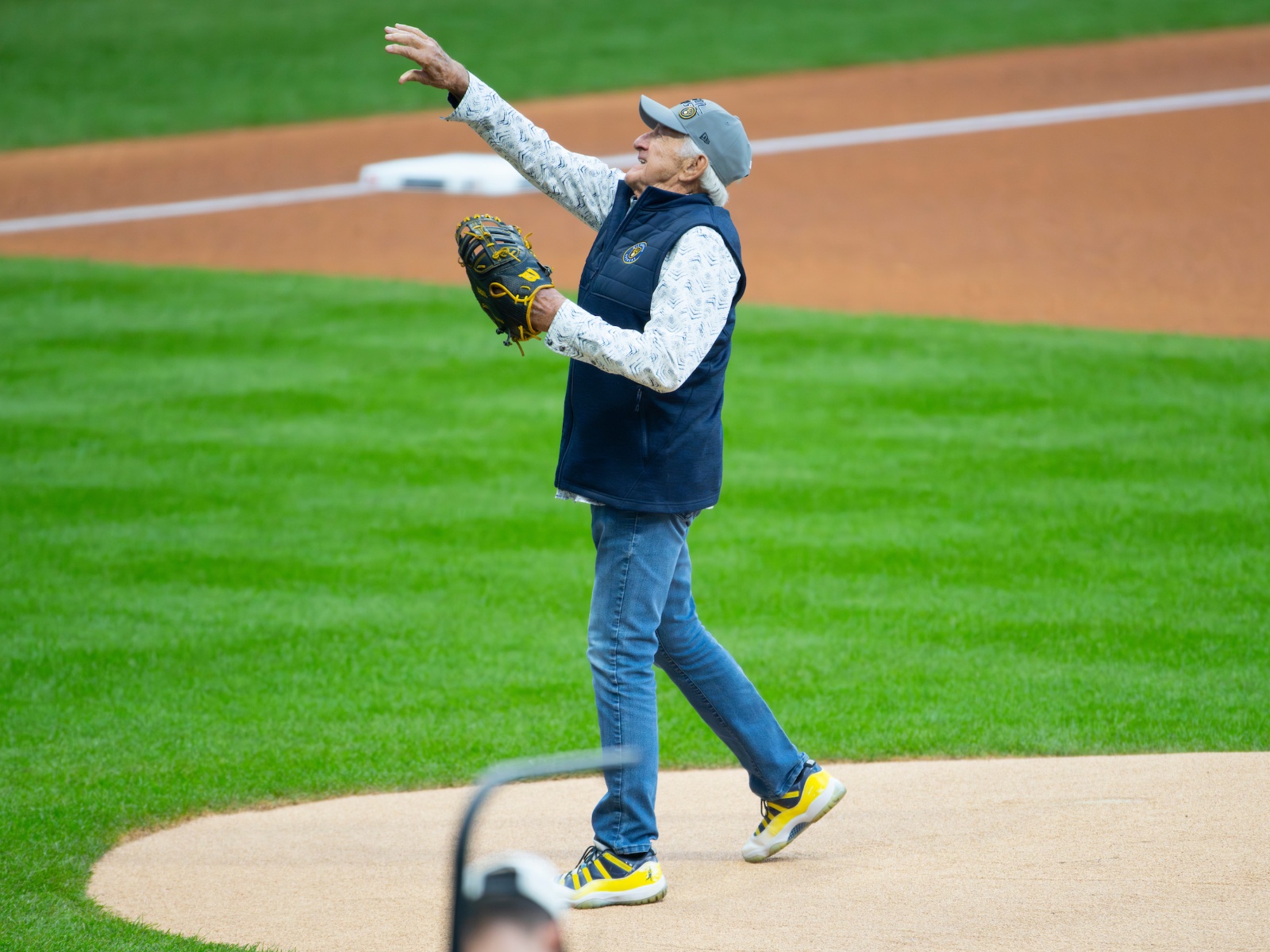 Bob Uecker throws first pitch, 10/03/2023