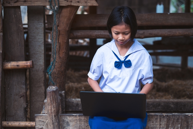 疫情期間，不少學校都改為遠距教學，但這也顯現出數位落差的問題。