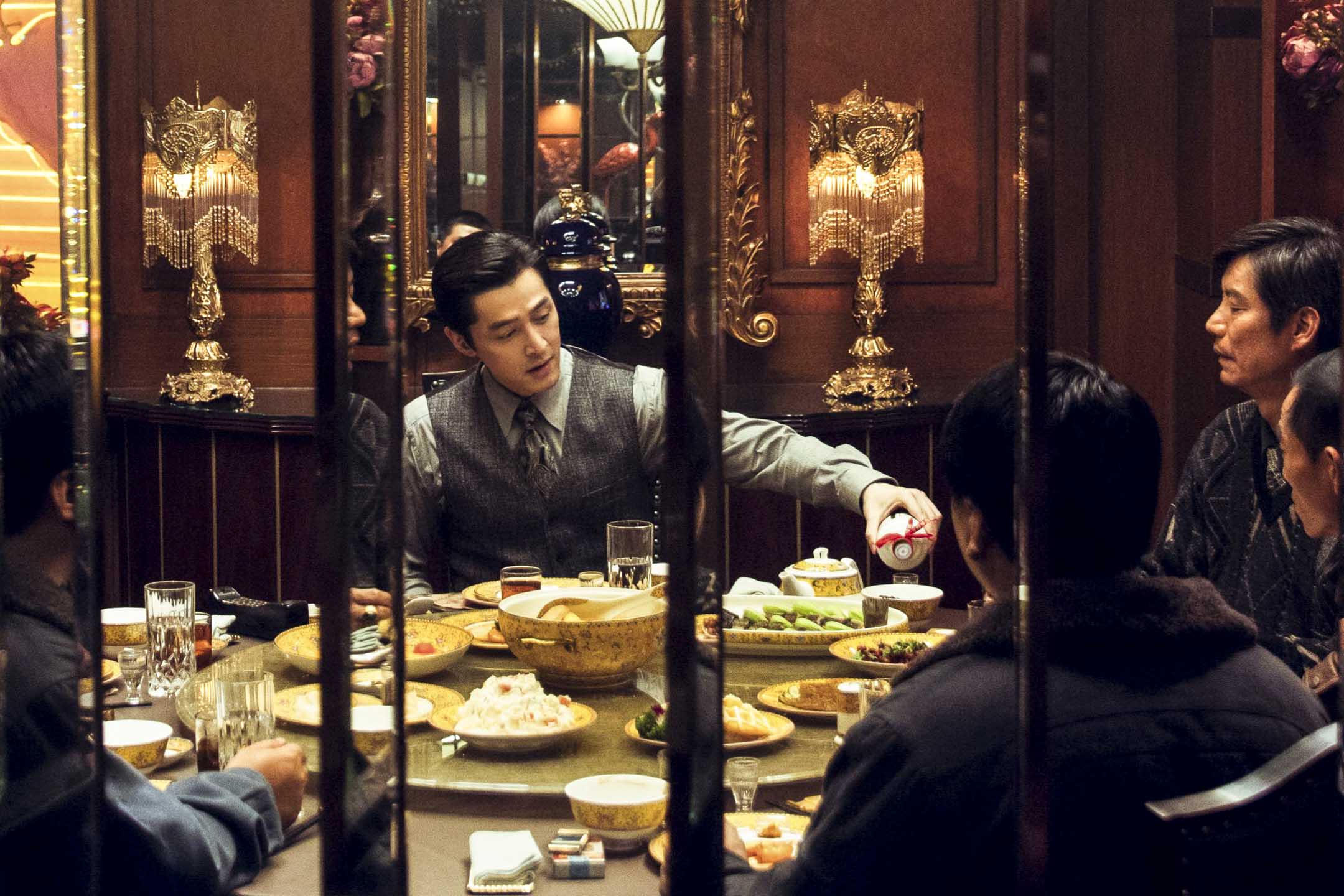 繁花用王家卫电影美学影像流转与繁复叙事下的上海浮世绘