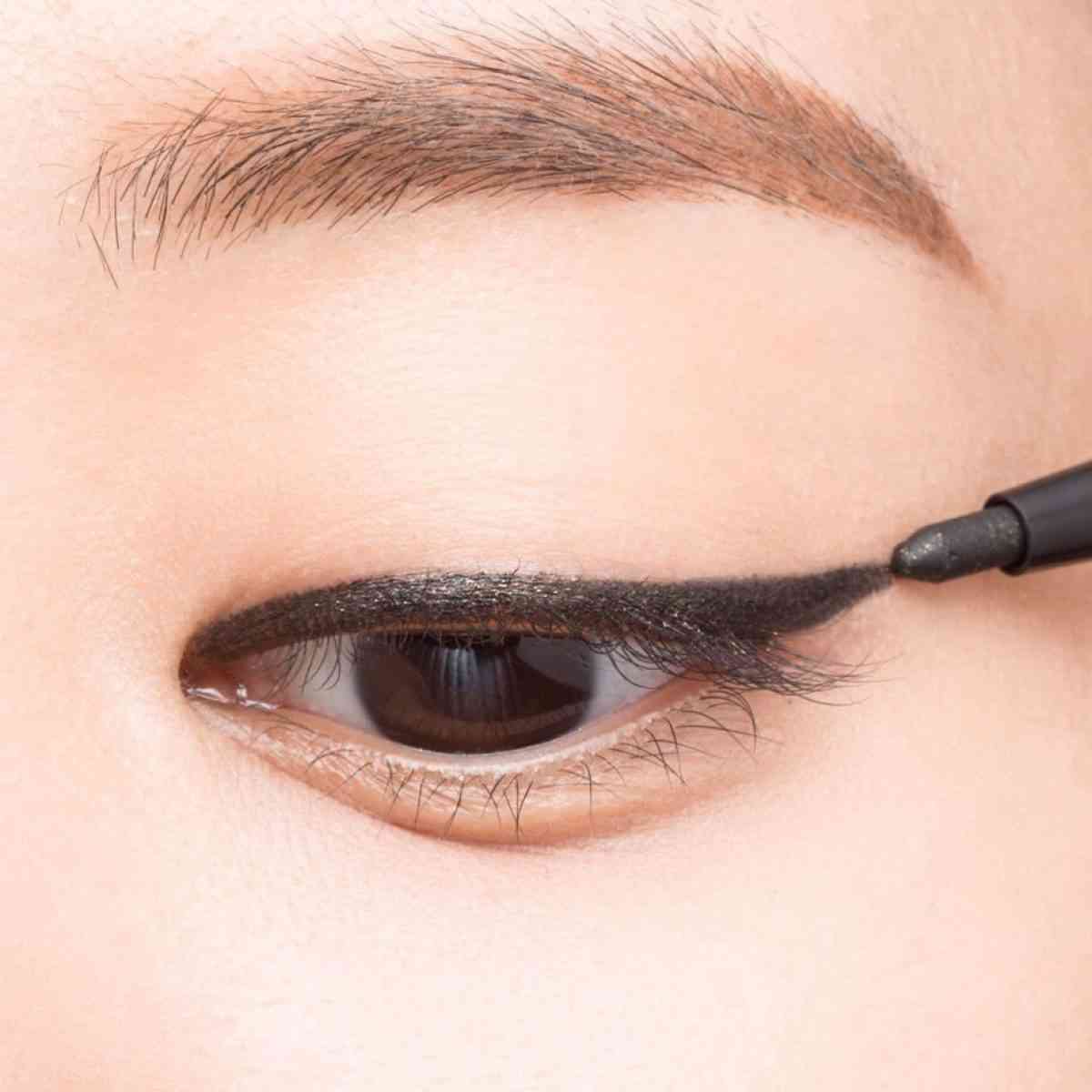 Makeup mắt Tây với eyeliner tạo nên chiều sâu, thu hút khó cưỡng 