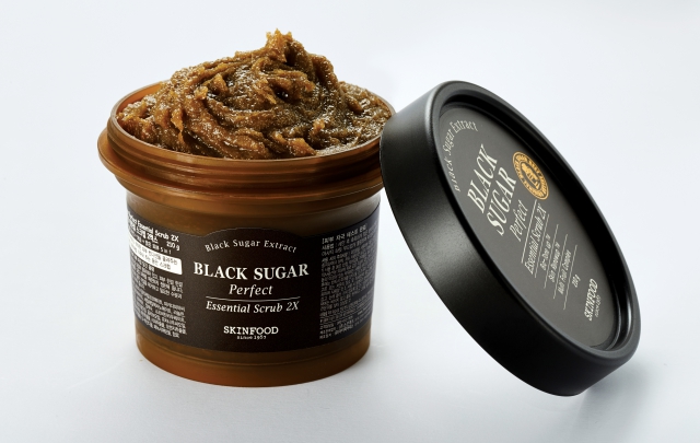 Sản phẩm tẩy da chết cho da dầu mụn - Skinfood Black Sugar Perfect Essential Scrub 2X