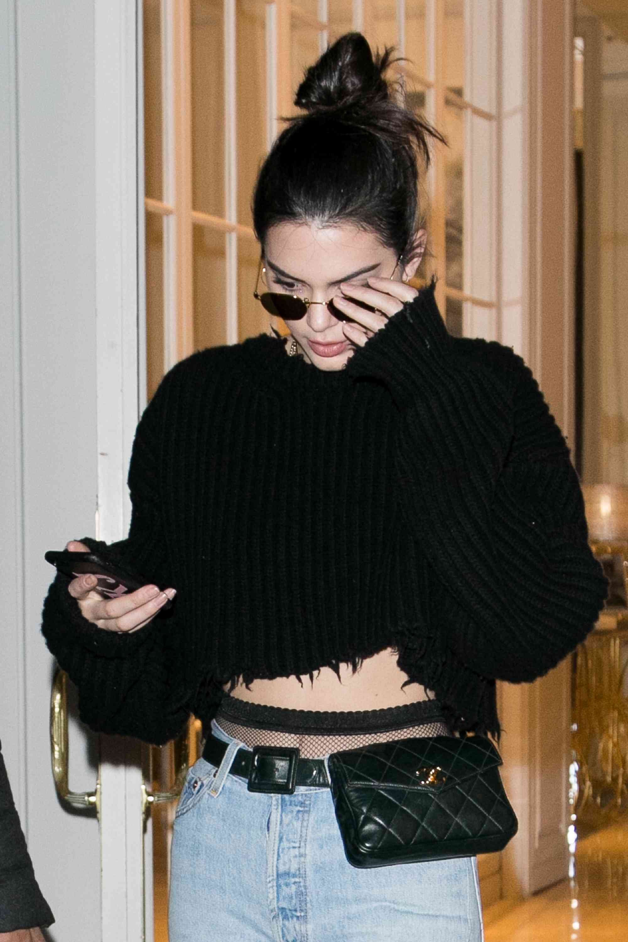 Kendall Jenner là một trong những người đi đầu trong xu hướng đeo túi ngang hông.