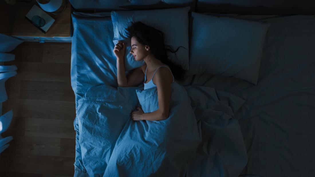 cách giúp dễ ngủ nhanh - Nhiệt độ phòng tốt nhất để ngủ là từ 26-28 độ C. Sử dụng chăn gối phù hợp sẽ giúp đem lại giấc ngủ ngon. (Ảnh: Medical News Today)