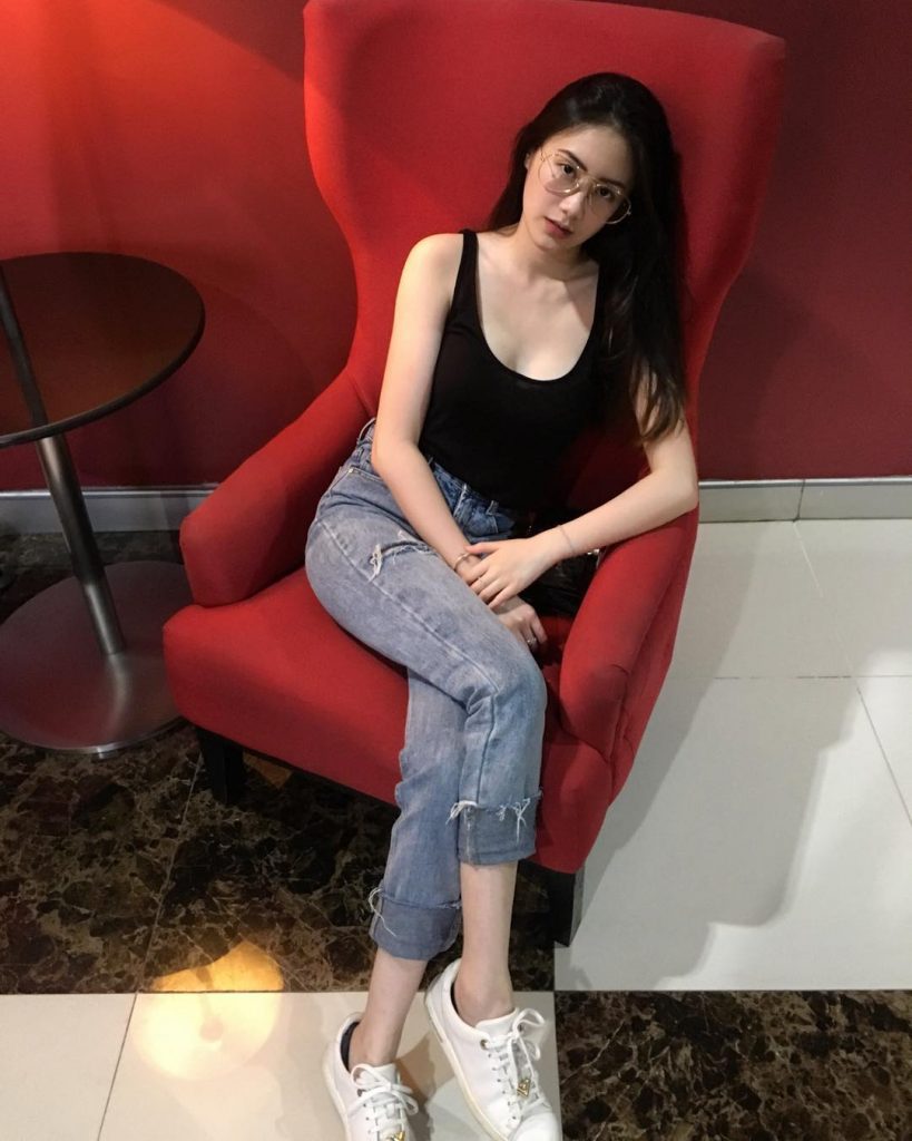 guu thời trang đơn giản của hotgirl Lào gốc Việt