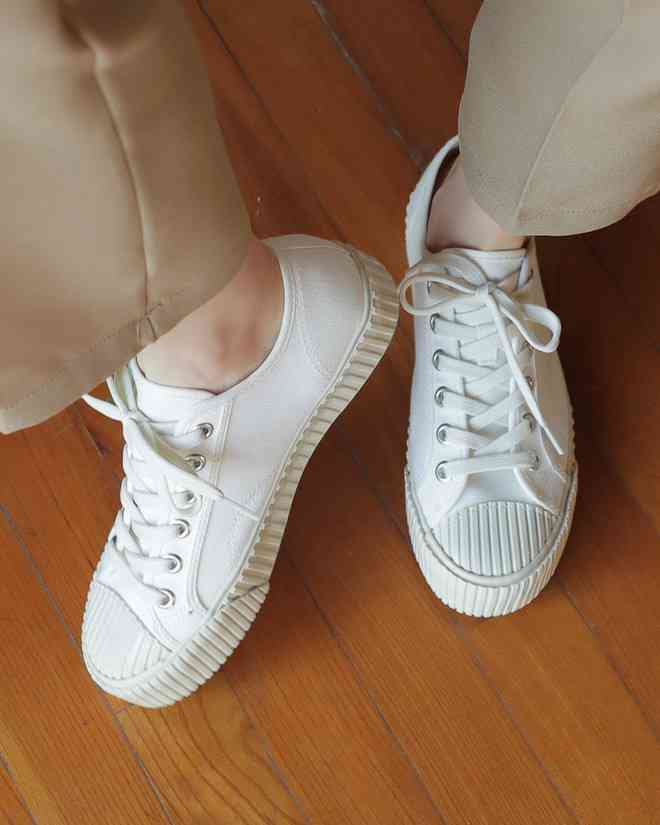 mẹo làm sạch giày sneaker trắng