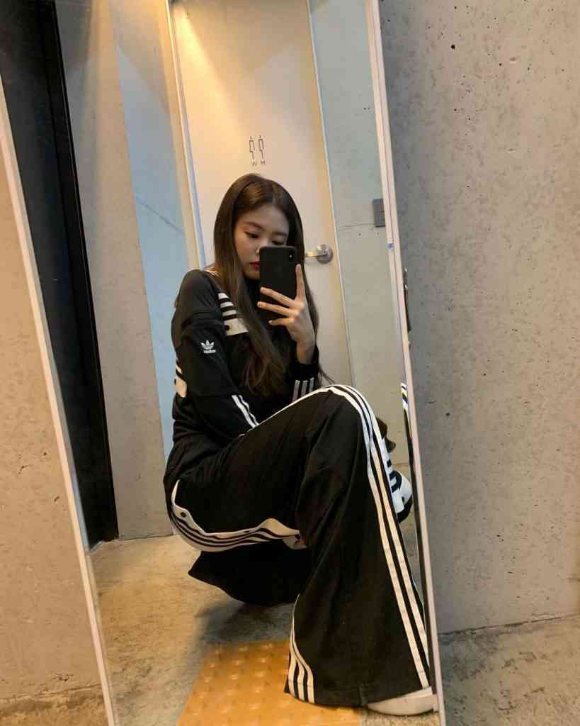 Đã con mắt ngắm street style của Jennie (BlackPink) trong trang phục của Adidas 3