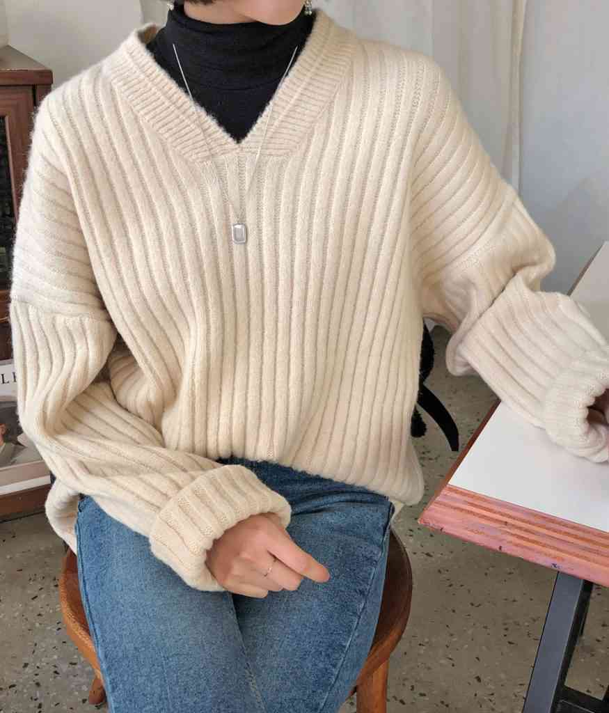 Cách phối áo len cổ lọ cùng với áo sweater