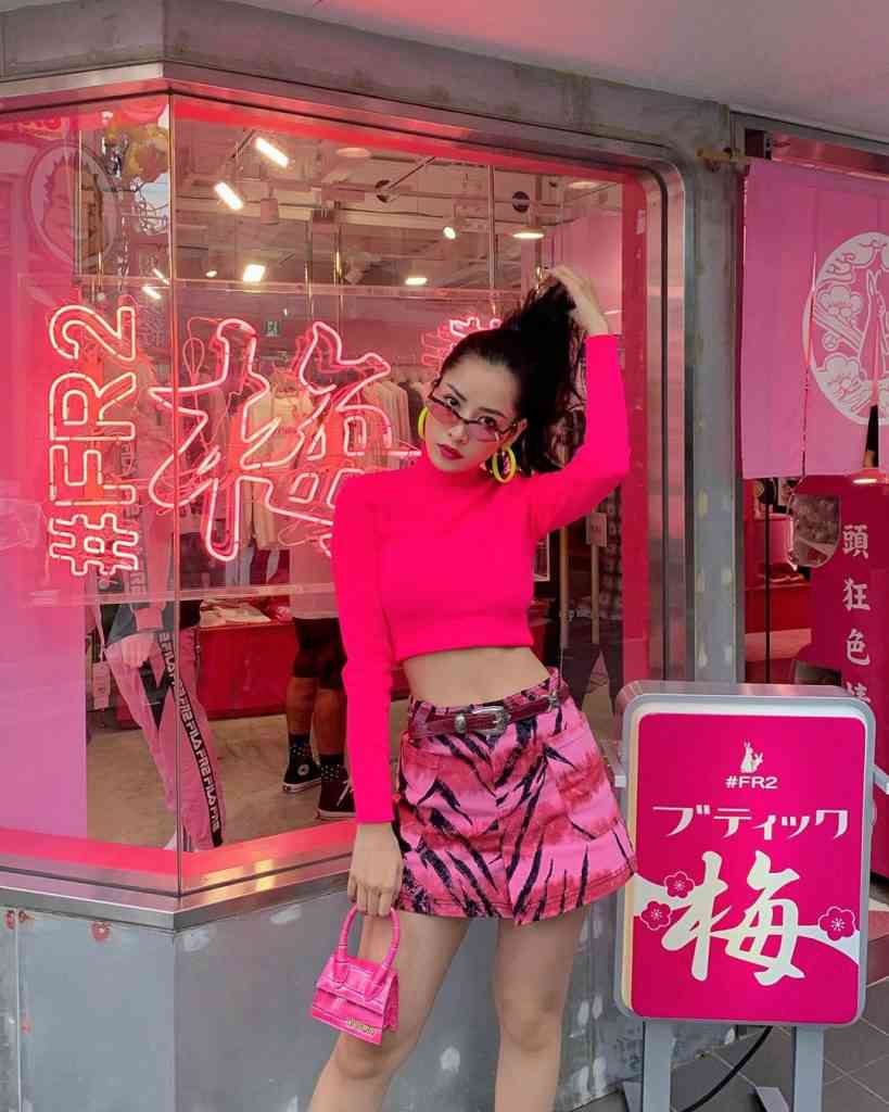  Chipu với outfit hồng neon