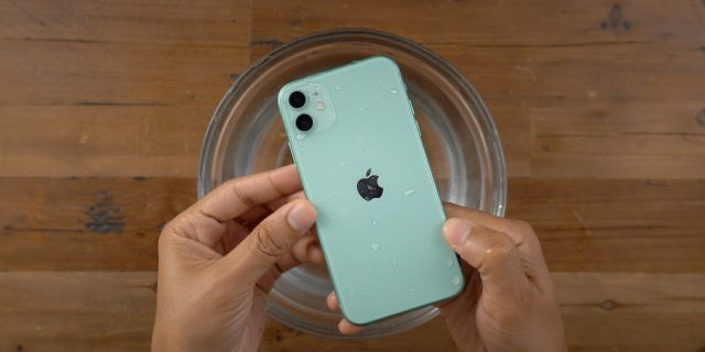 iphone mới nhất - Kiểm tra khả năng chống nước trong 30 phút của iPhone 11. (Ảnh: 24h.com.vn)