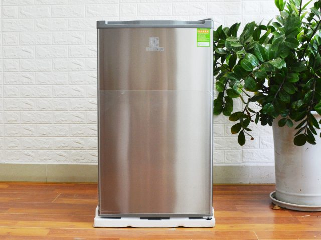 Tủ lạnh mini không đóng tuyết Electrolux EUM0900SA 92 lít. (Ảnh: tinhte.vn)
