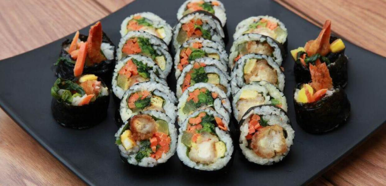 Món ăn giải nhiệt ngày nắng nóng - Món cơm cuộn màu sắc. (Ảnh: quán Chaebon - Kimbap Ngon Số 1/ now.vn)