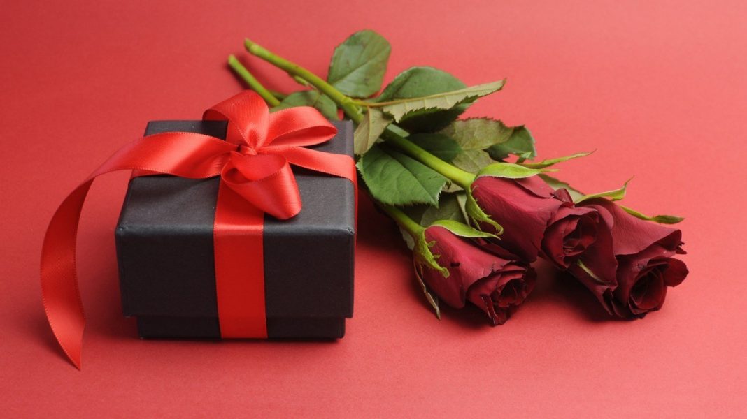 Chọn quà tặng để ngày kỷ niệm tình yêu của bạn thêm ý nghĩa. (Ảnh: minoda.vn)