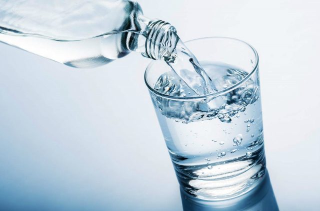 cách tăng chiều cao tuổi 14 - Bổ sung nước đầy đủ mỗi ngày. (Ảnh: thethaotuoitre.com)