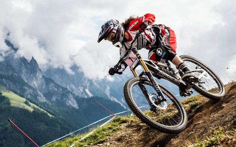 Mountain bike thích hợp để đi trên các địa hình gồ ghề như đèo, đường dốc hay đường rừng