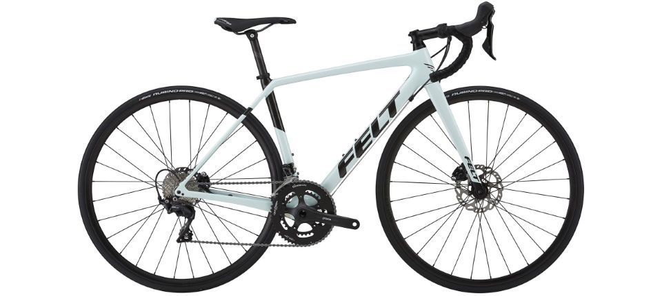 Road bike là dòng xe thể thao có trọng lượng nhẹ thích hợp đi trên đường trải nhựa bằng phẳng