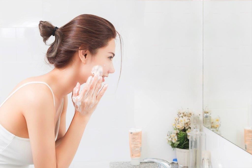 Rửa mặt đúng cách sẽ giúp loại bỏ lớp bụi bẩn, bã nhờn và ngăn ngừa mụn hiệu quả