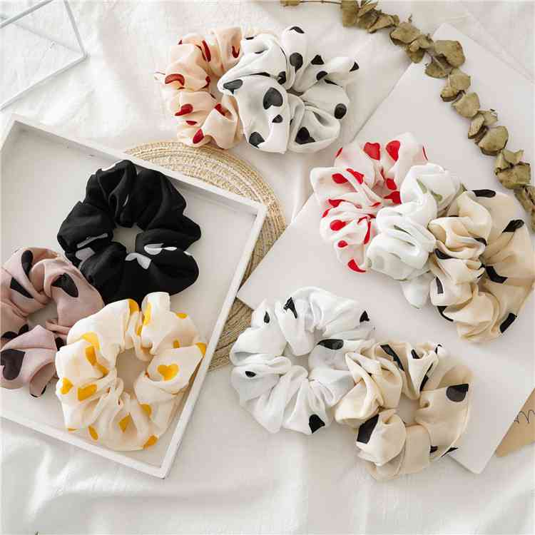 Scrunchies là một loại dây buộc tóc được bọc một lớp vải bên ngoài và phồng lên như một bông hoa